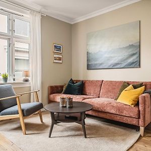 Dinbnb Homes I Idyllically Located 4-Bedroom Home